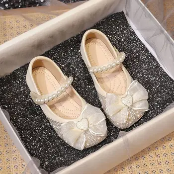 Повседневная обувь с жемчугом для девочек 2023, детские туфли принцессы с мягкой подошвой и бантиком, маленькие туфли для выступлений с милым сердечком на шнуровке